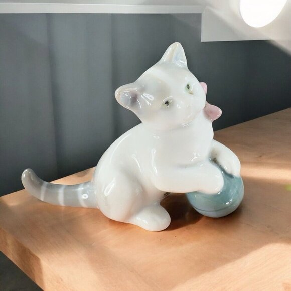 Vintage Pair Metzler Ortloff Kitty Cats Playing Ball Porcelain Figurines Germany - Picture 3 of 16